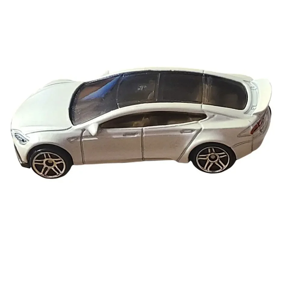 2013 13 Tesla Model S Collectible 1/64 Scale Diecast Diorama Model